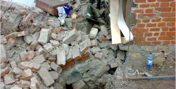 В Гяндже обрушилась стена дома, есть погибшая и раненая